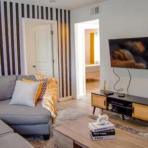  Apartment Cozy Condo, Minutes From Broadwy, Sleeps 5